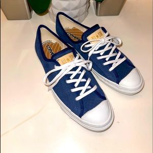 Navy blue converse